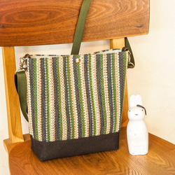 【在庫処分SALE】手織りマルチカラーストライプのショルダーバッグ（グリーン） 1枚目の画像