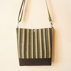 【在庫処分SALE】手織りマルチカラーストライプのショルダーバッグ（グリーン） 2枚目の画像