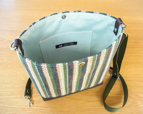 【在庫処分SALE】手織りマルチカラーストライプのショルダーバッグ（グリーン） 3枚目の画像