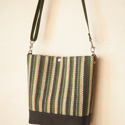 【在庫処分SALE】手織りマルチカラーストライプのショルダーバッグ（グリーン） 5枚目の画像