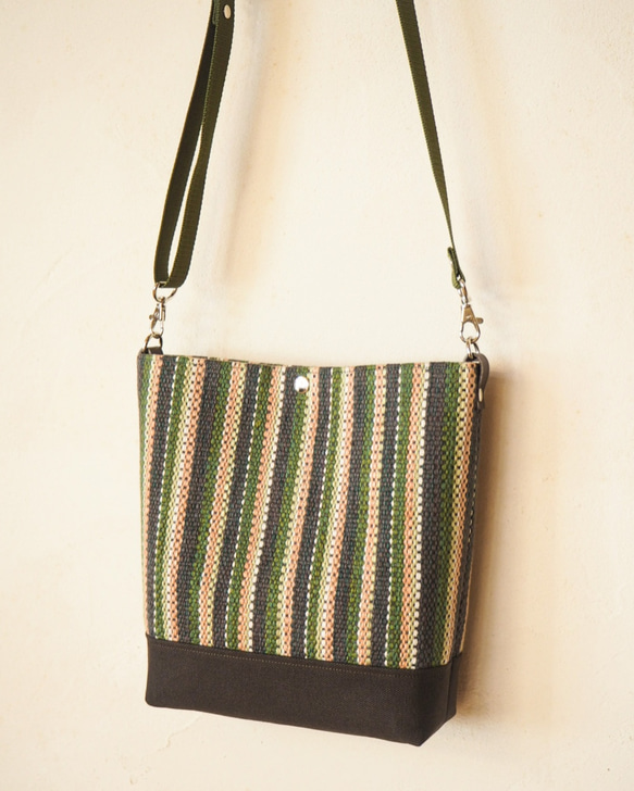 【在庫処分SALE】手織りマルチカラーストライプのショルダーバッグ（グリーン） 5枚目の画像
