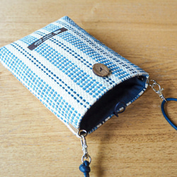 さわやかボーダー手織り布のスマホポシェット（ブルー） 3枚目の画像