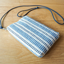 さわやかボーダー手織り布のスマホポシェット（ブルー） 4枚目の画像