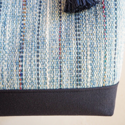 【SALE】ミックスツイード調手織り布のバケツトート（ブルー） 4枚目の画像