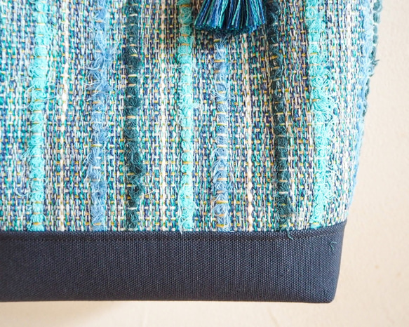遠州織物“布耳”を織り込んだ手織り布のバケツトート（ブルー） 4枚目の画像