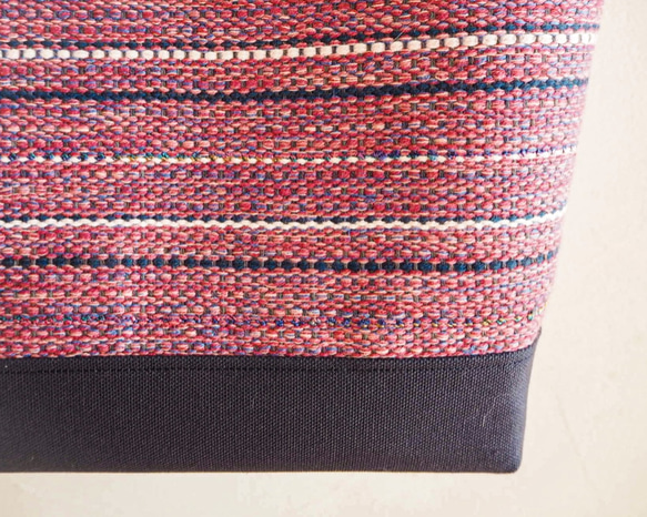秋のミックスツイード調手織り布のトートバッグ（ワインレッド） 4枚目の画像