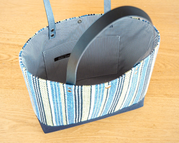 【SALE】手織り北欧風ストライプのトートバッグ（ブルー） 3枚目の画像