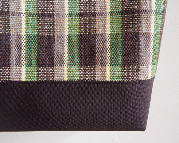 【SALE】あったかチェック手織り布のスクエアトート（ブラウン） 4枚目の画像