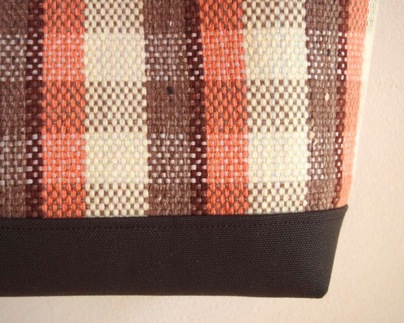 【SALE】春色チェック手織り布の横長トートバッグ（桃） 4枚目の画像