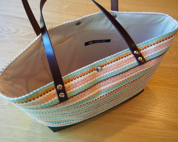 手織りウォーターカラーストライプのトートバッグ（ピンク） 3枚目の画像