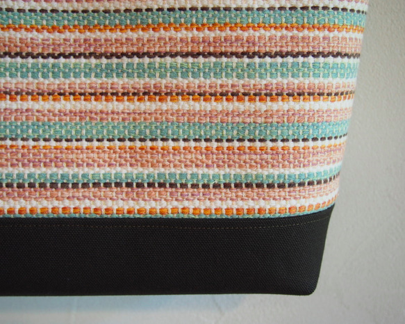 手織りウォーターカラーストライプのトートバッグ（ピンク） 4枚目の画像