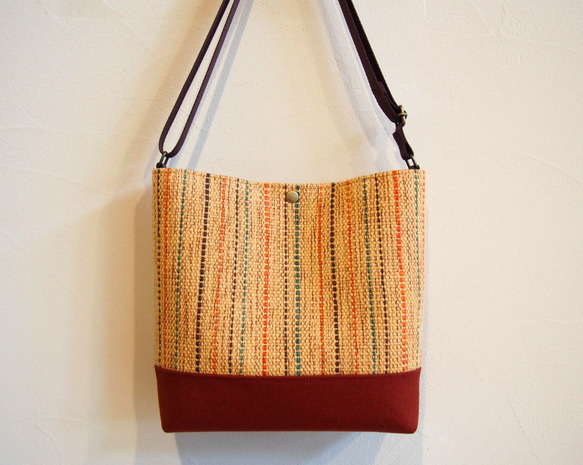 【在庫処分SALE】秋色ミックスカラー手織り布のショルダーバッグ（ベージュ） 2枚目の画像
