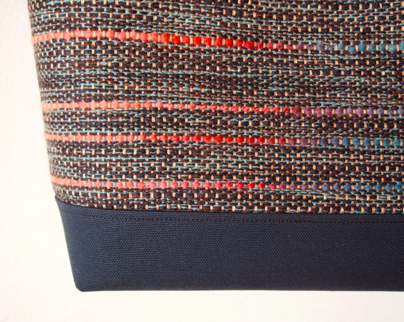 あったかミックスカラー手織り布の横長トート（紺） 4枚目の画像
