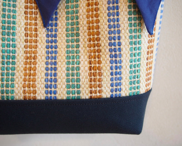 手織りマルチボーダーのバケツトートバッグ（ブルー） 4枚目の画像