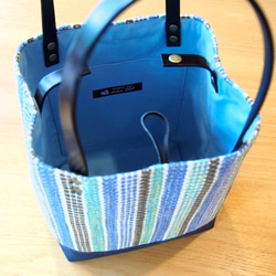手織りパッチワーク風ストライプのバケツトートバッグ（ブルー） 3枚目の画像