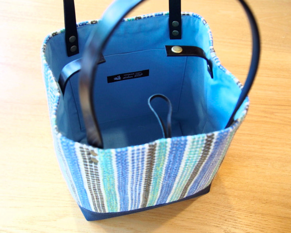手織りパッチワーク風ストライプのバケツトートバッグ（ブルー） 3枚目の画像