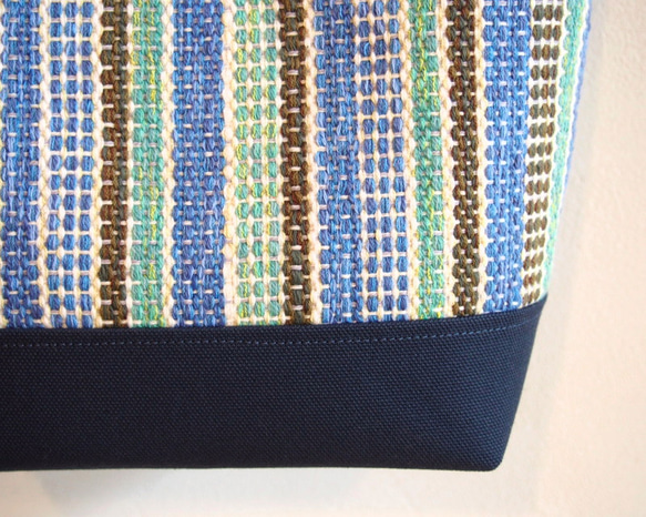 手織りパッチワーク風ストライプのバケツトートバッグ（ブルー） 4枚目の画像