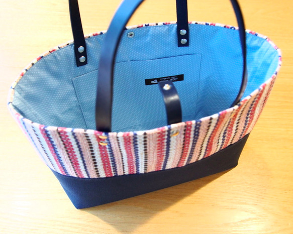 手工編織多色條紋水平手提包（粉紅色） 第3張的照片