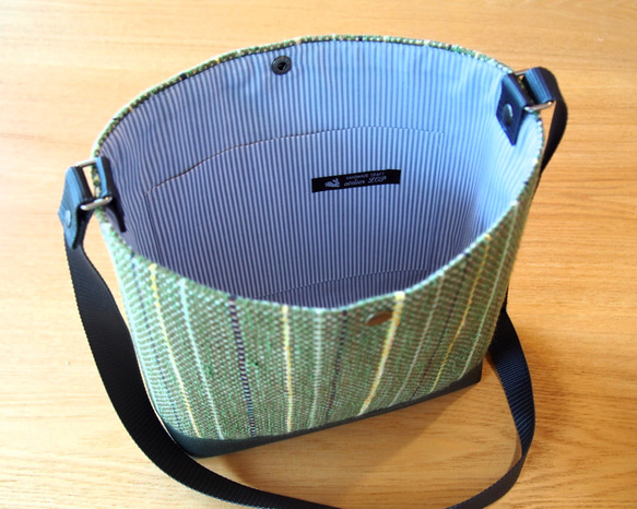 【SALE】手織り秋色ミックスカラーのショルダーバッグ（グリーン） 3枚目の画像