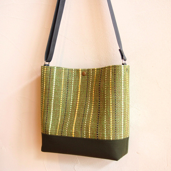 【SALE】手織り秋色ミックスカラーのショルダーバッグ（グリーン） 5枚目の画像
