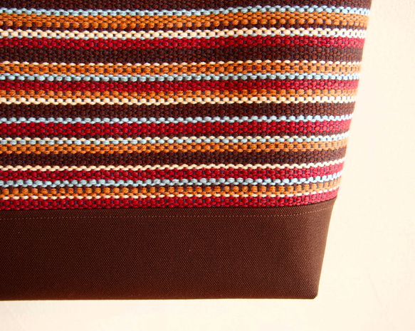 冬の北欧風マルチカラー手織り布のショルダートート（茶） 4枚目の画像