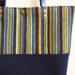 【SALE】北欧風マルチカラー手織り布のスクエアトート（紺） 4枚目の画像