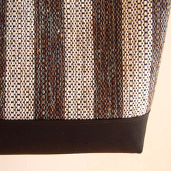 手織りキラキラツイード風ボーダーのトートバッグ（茶） 4枚目の画像