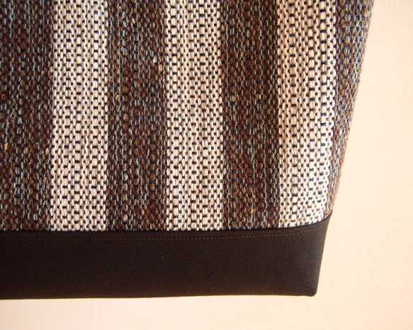 手織りキラキラツイード風ボーダーのトートバッグ（茶） 4枚目の画像