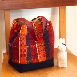 【SALE】格紋手工編織布桶手提袋（紅色） 第1張的照片