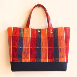 【SALE】ブロックチェック手織り布のトートバッグ（赤） 2枚目の画像