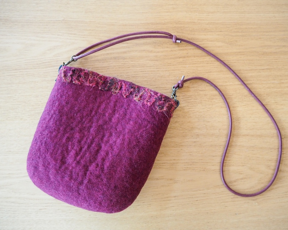 【SALE】フェルトのチューリップ型ポシェット（ワインレッド）