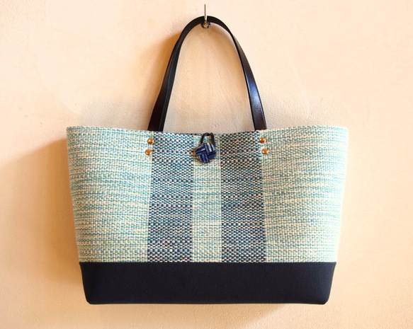春季彩色花呢手工編織布水平長手提袋（天藍色） 第2張的照片