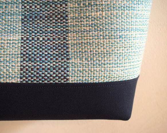 春季彩色花呢手工編織布水平長手提袋（天藍色） 第4張的照片