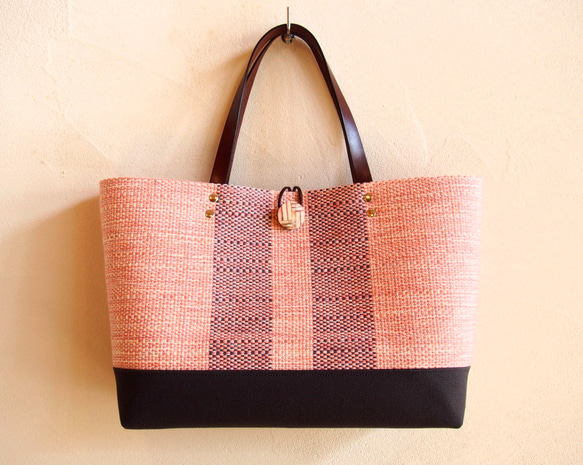 [訂購生產]彈簧顏色斜紋色調手工編織景觀手提包（櫻桃色）的布 第2張的照片