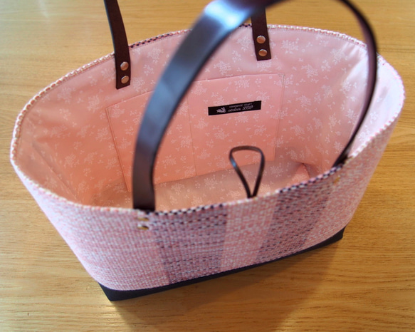 [訂購生產]彈簧顏色斜紋色調手工編織景觀手提包（櫻桃色）的布 第3張的照片