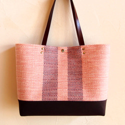 【受注制作】春色ツイード調手織り布のトートバッグ（桜色） 2枚目の画像