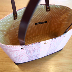 【受注制作】春色ツイード調手織り布のトートバッグ（桜色） 3枚目の画像
