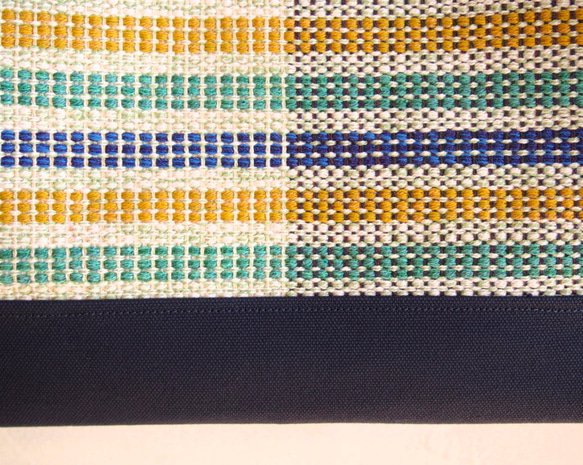 【在庫処分SALE】マルチボーダー手織り布のトートバッグ（ブルー） 4枚目の画像
