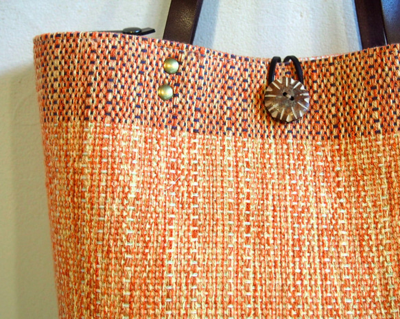 ミックスツイード調手織り布のバケツトート（オレンジ） 4枚目の画像