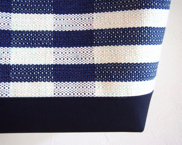 【秋季幸運袋】簡約邊框手工編織布大號手提包（海軍藍） 第6張的照片