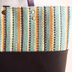 【SALE】秋季彩色條紋手工編織布水平手提包（綠色） 第4張的照片