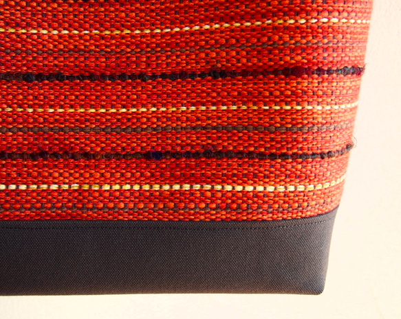 【在庫処分SALE】秋のミックスカラー手織り布のトートバッグ（紅色） 4枚目の画像