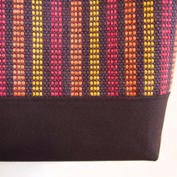 【在庫処分SALE】マルチボーダー手織り布のスクエアトート（ブラウン） 4枚目の画像