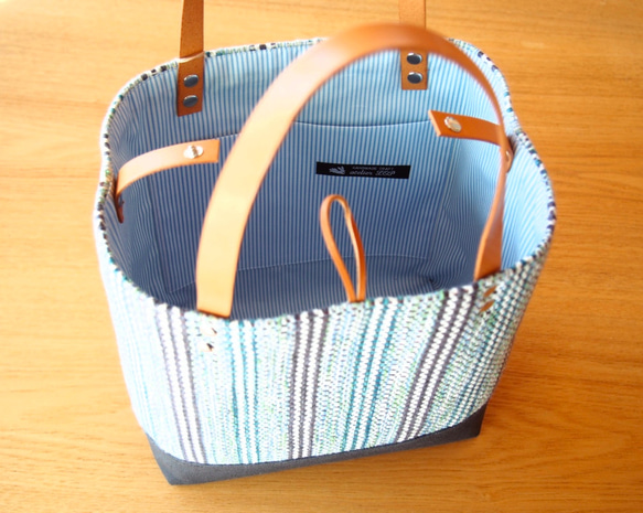 春季彩色邊框手工編織布桶手提包（天藍色） 第3張的照片