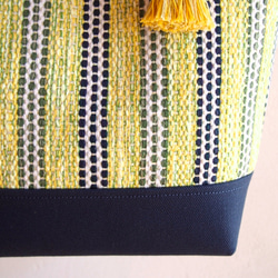 春季彩色邊框手工編織布桶手提包（含羞草） 第4張的照片