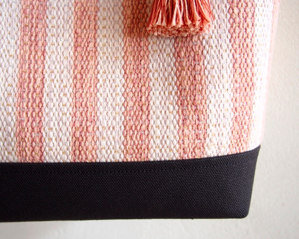 ペールトーンボーダー手織り布のバケツトート（ピンク） 4枚目の画像