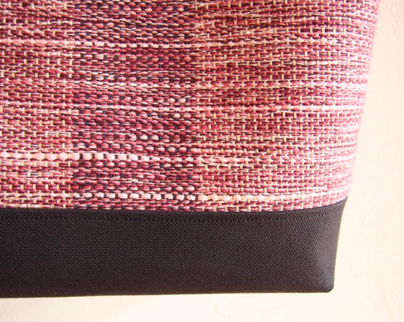 ミックスツイード調手織り布のトートバッグ（ローズ） 4枚目の画像