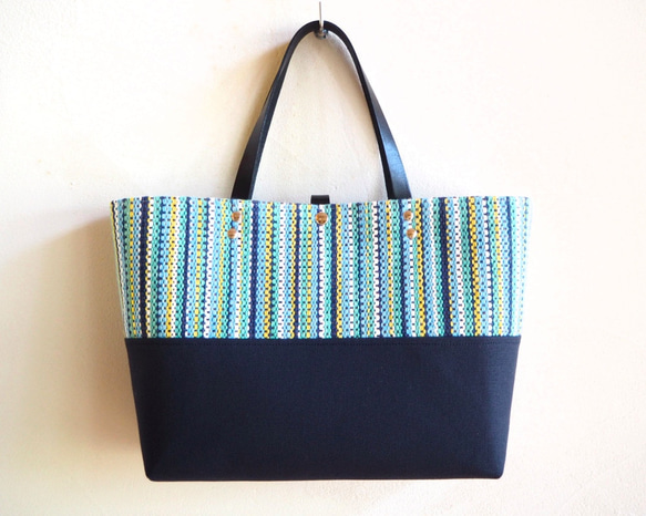 手工編織的亮色條紋橫式手提袋（藍色） 第2張的照片