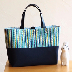 手工編織的亮色條紋橫式手提袋（藍色） 第1張的照片