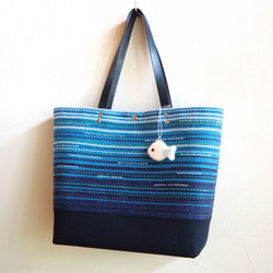 【SALE】手織りグラデーションカラーのビッグショルダートート（ブルー） 5枚目の画像
